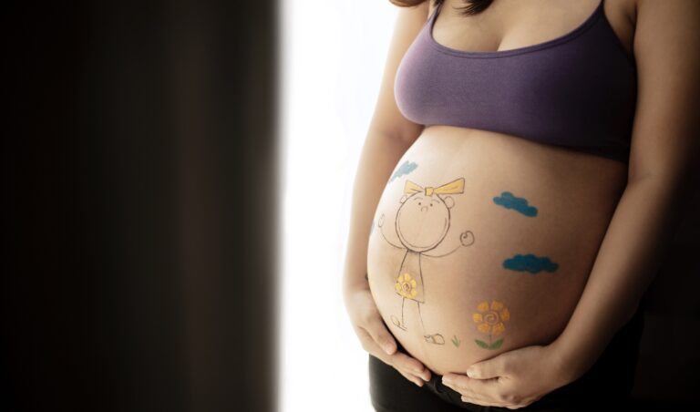 Foto vom bemalten Bauch einer schwangeren Frau
