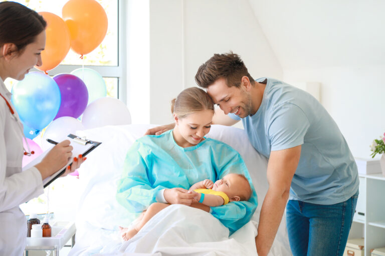 Junge Familie mit Baby im Krankenbett